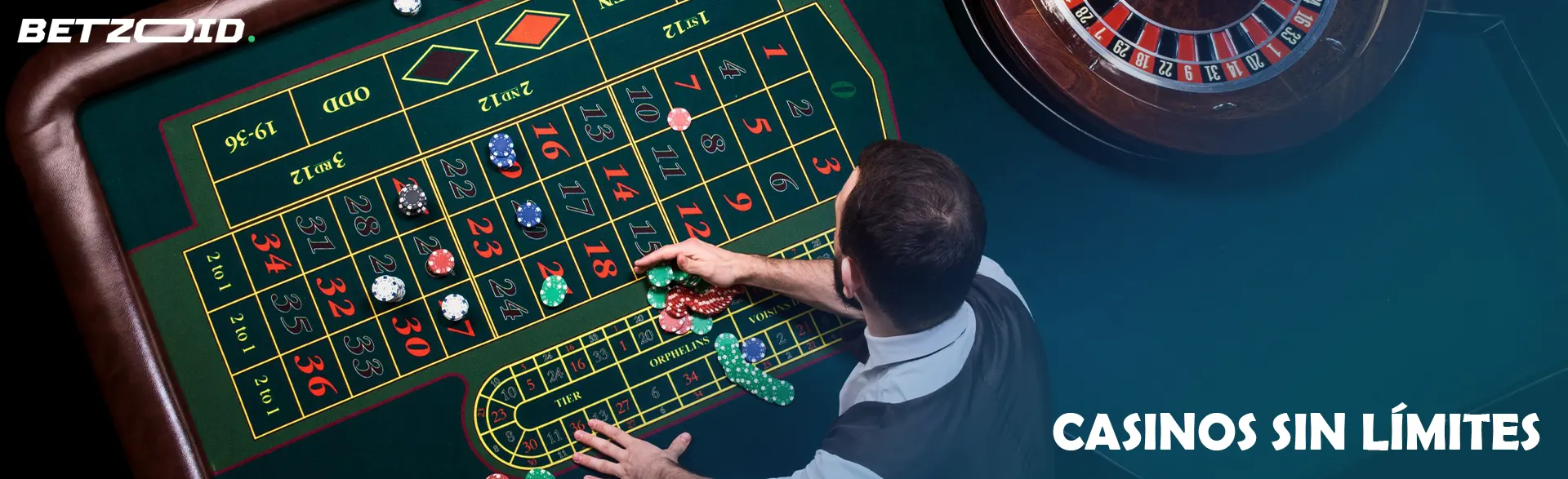 Crupier organizando fichas en mesa de ruleta.