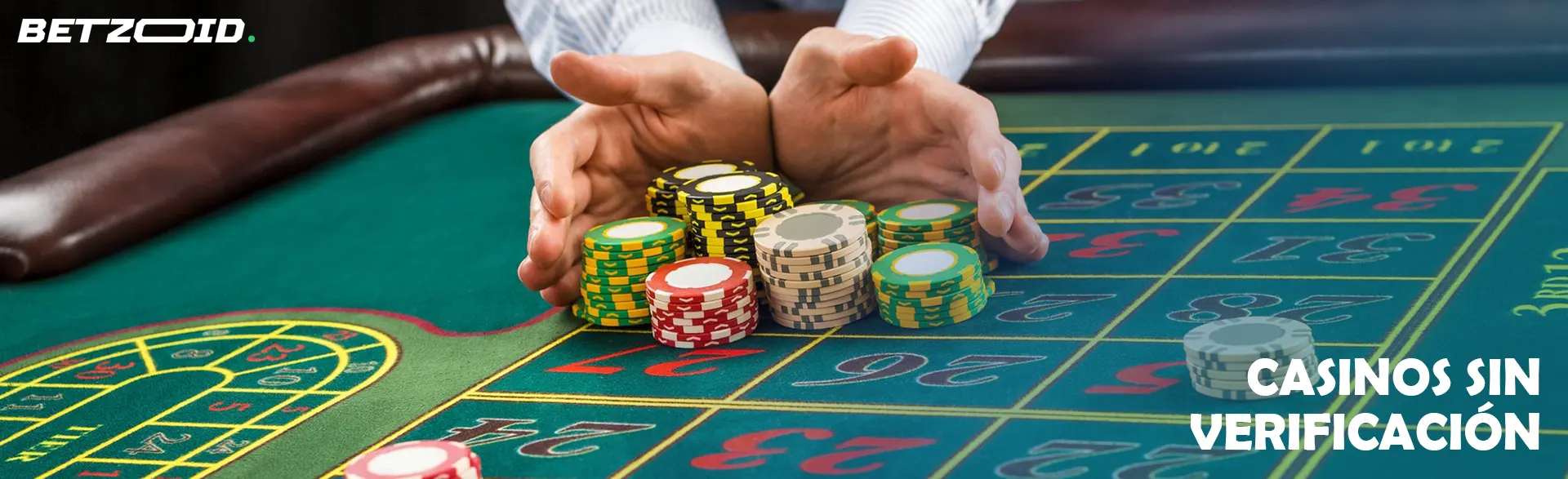 Un montón de fichas en manos de un jugador en una mesa de casino.
