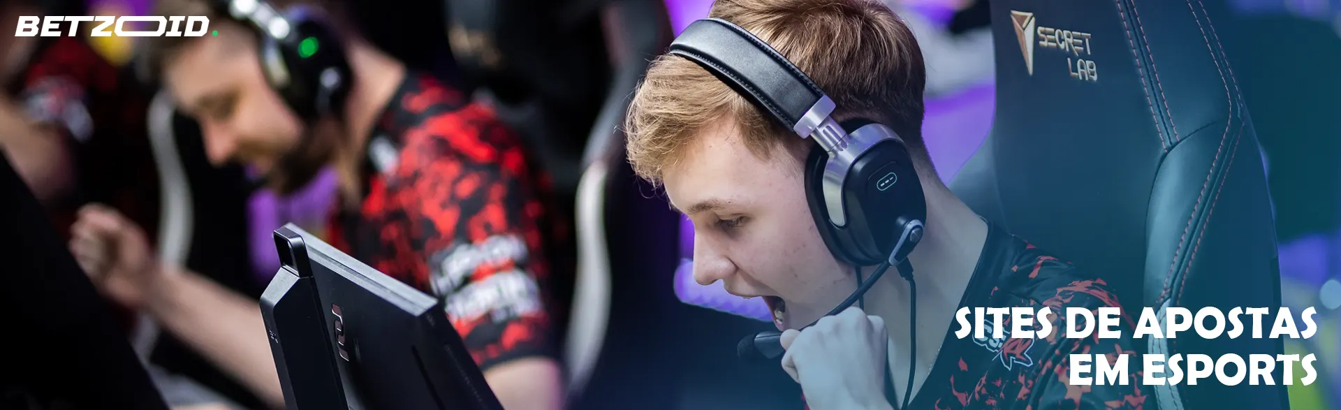 Jogadores de esportes eletrônicos durante uma partida intensa.
