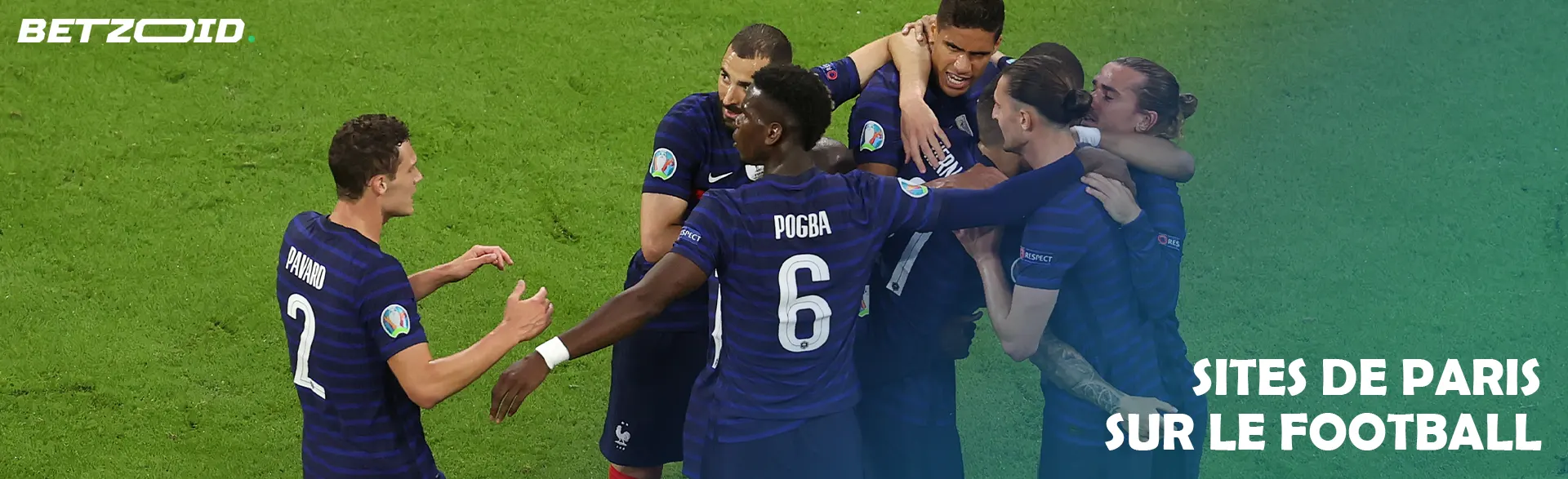 Les footballeurs célèbrent la victoire sur le terrain.