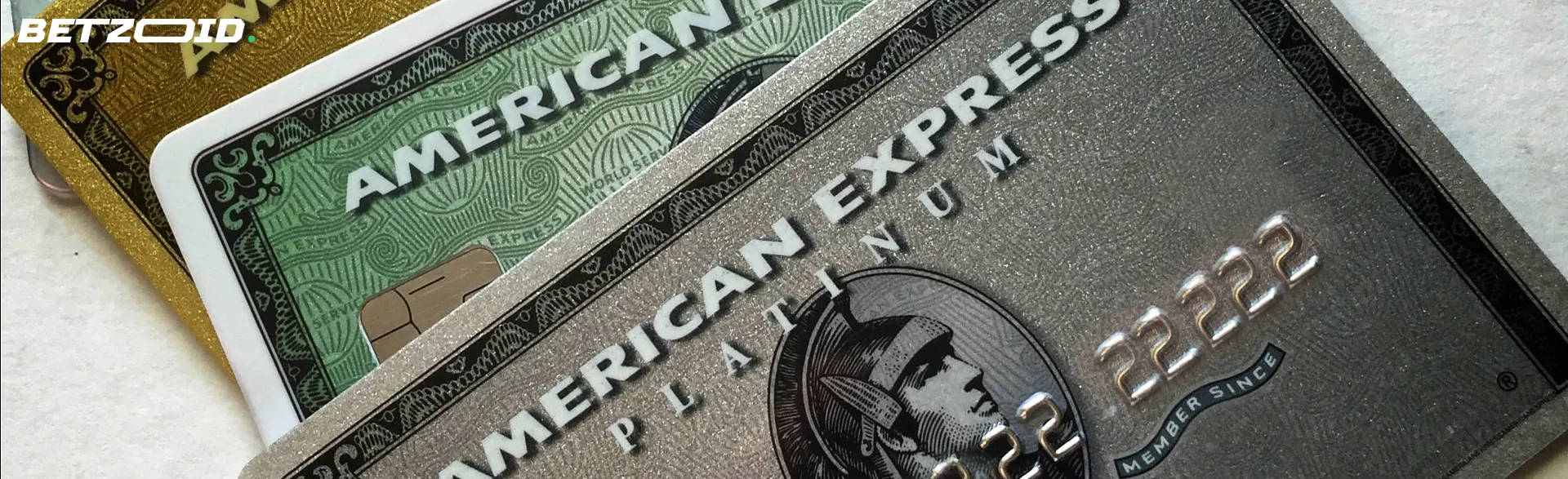 Varias tarjetas de pago American Express sobre la mesa.
