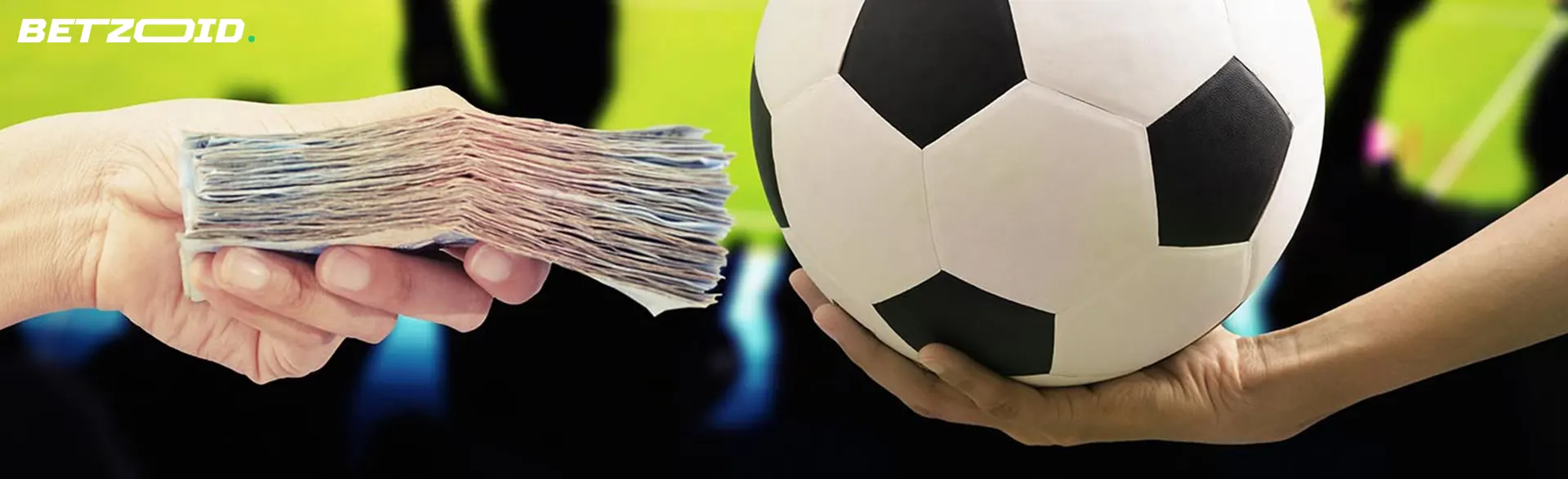 Mani che tengono soldi e pallone.