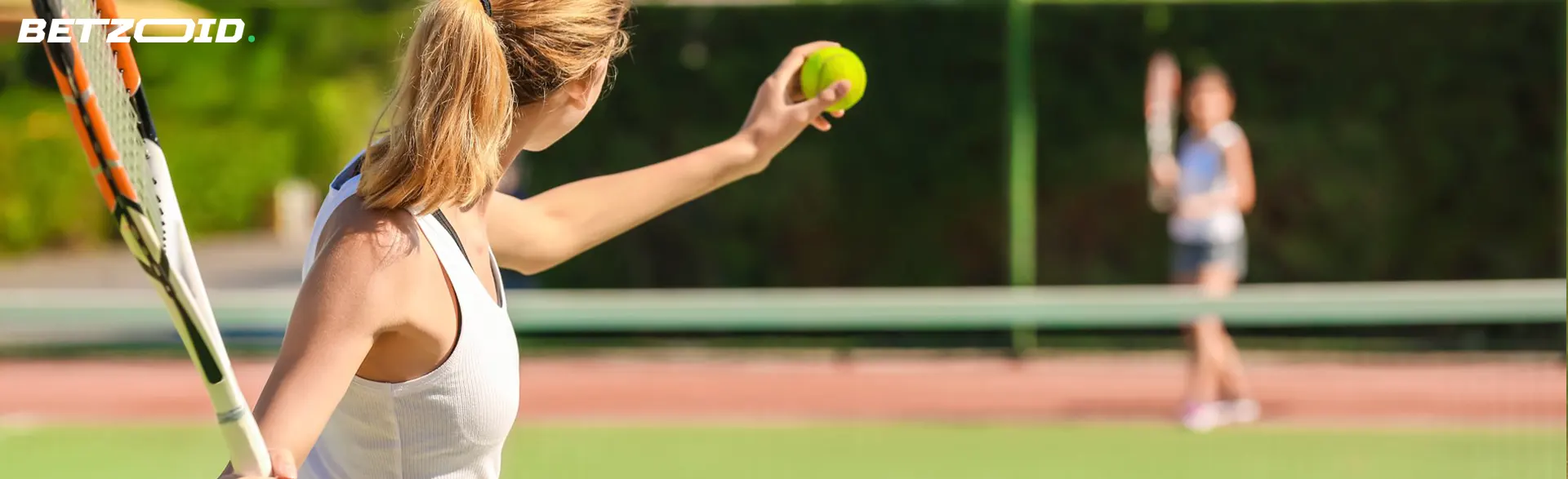 Tennispelaajat toiminnassa ottelun aikana.