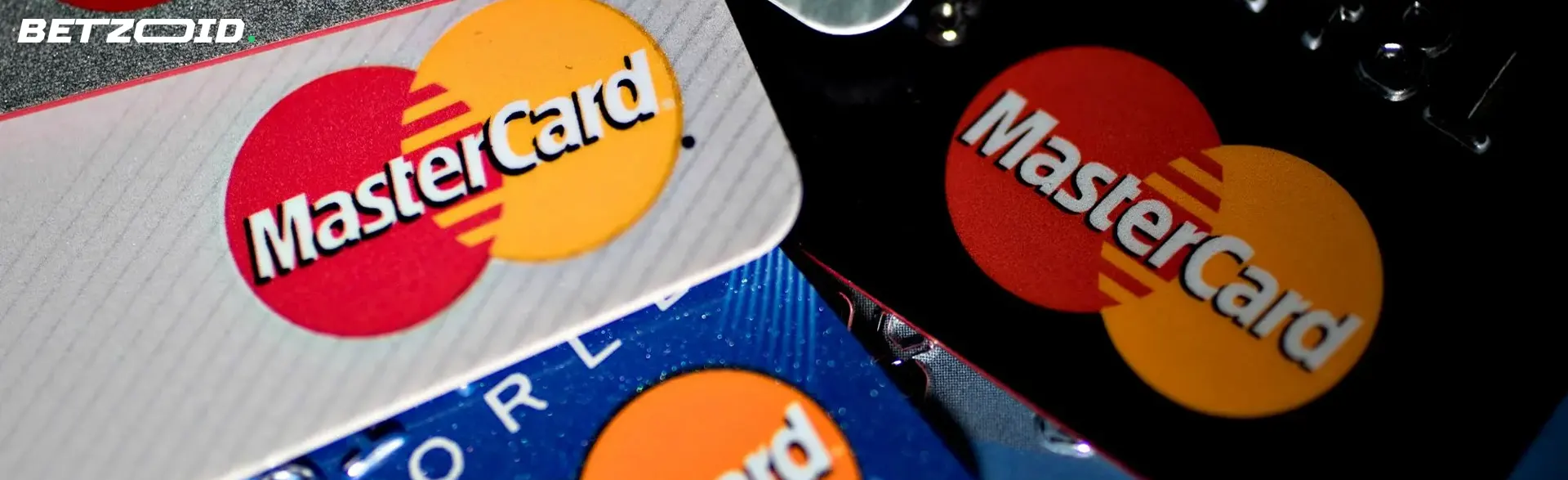 Flera Mastercard-kort.