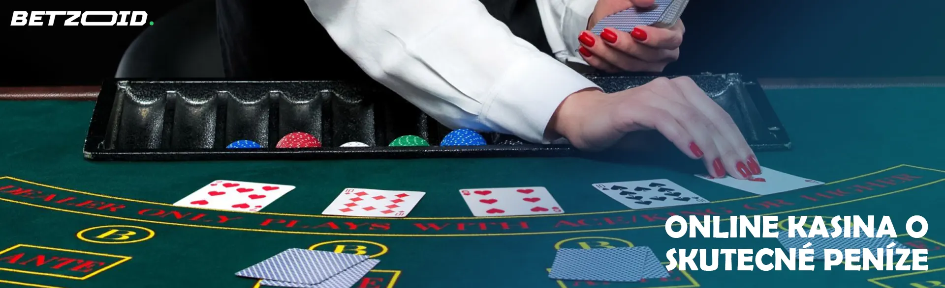 Krupiér vyloží karty na stůl kasina.