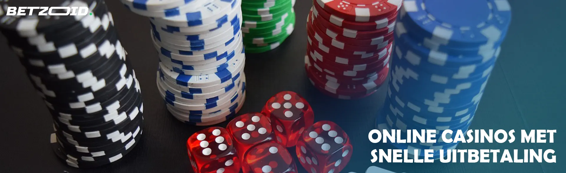 Stapels casinofiches naast dobbelstenen.