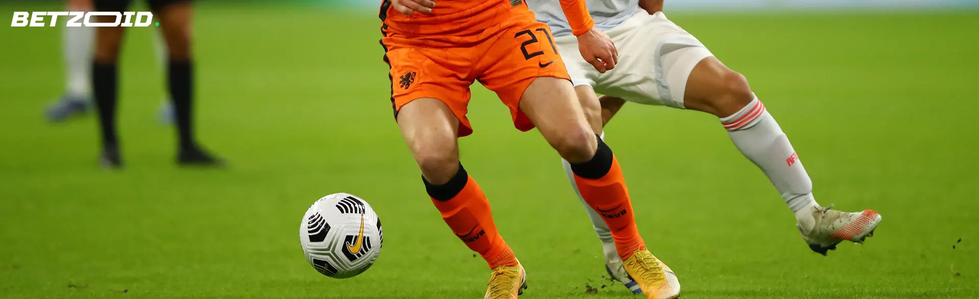 Fotbollsspelare slåss om bollen under en match.