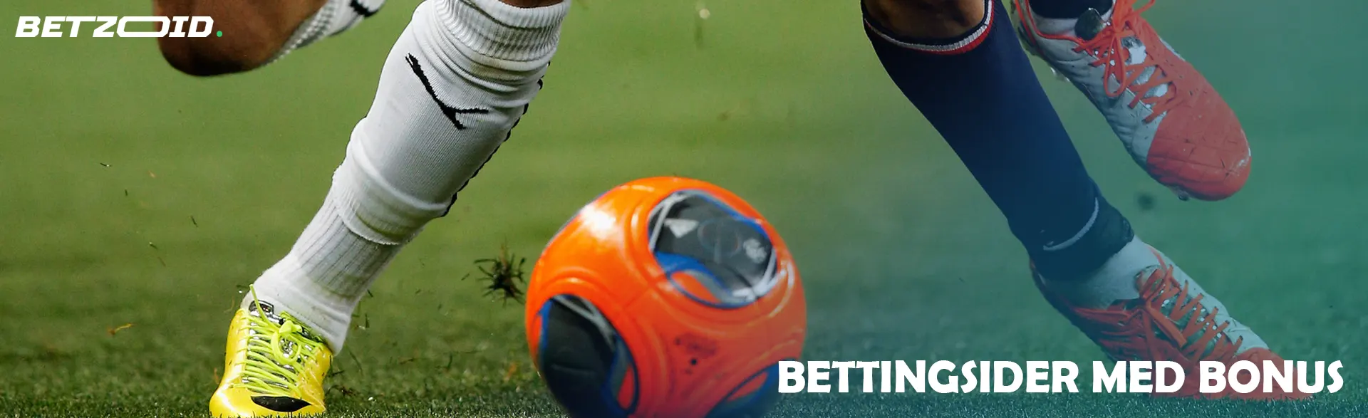 Fotballspillere kjemper om ballen under en kamp.