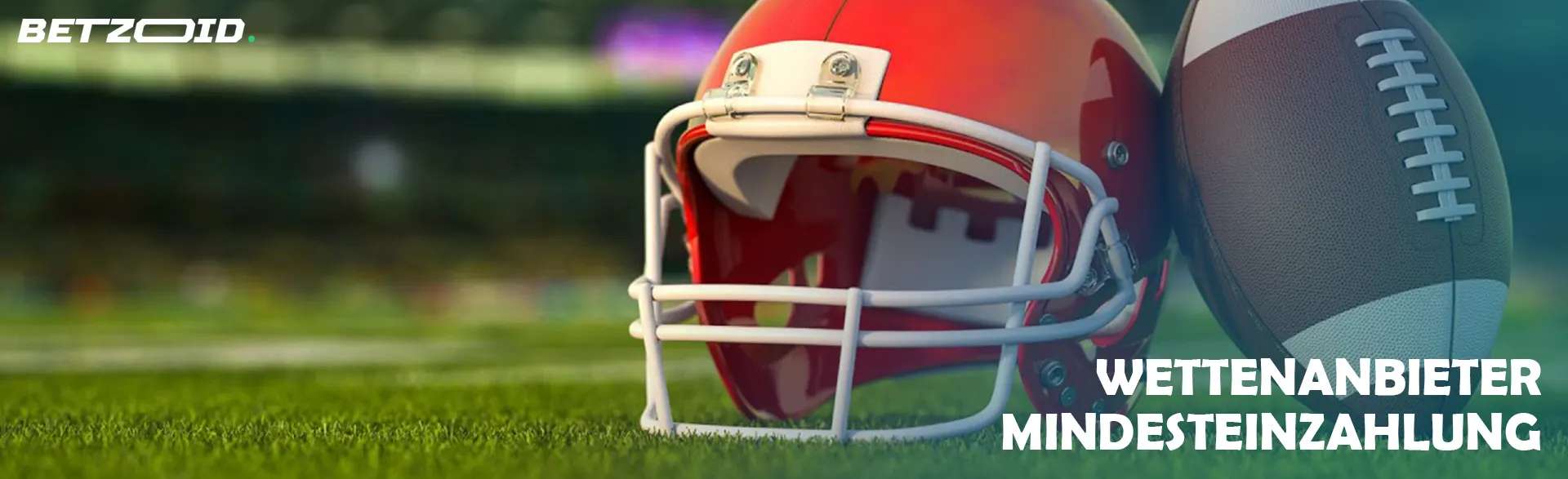 Helm und Ball für American Football auf dem Rasen. 