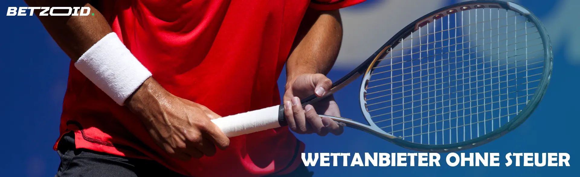 Ein Tennisspieler hält einen Schläger.