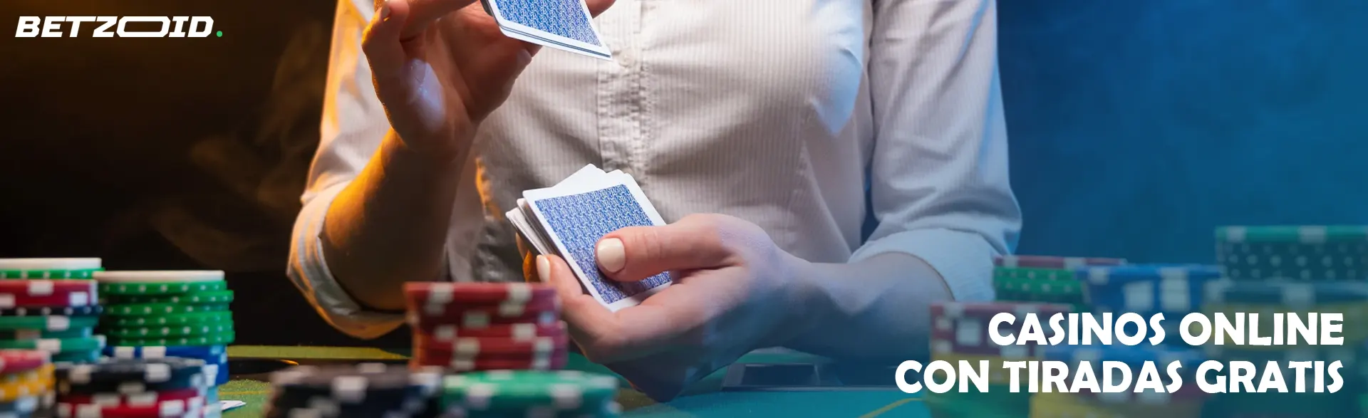 Repartiendo cartas en una mesa de casino.