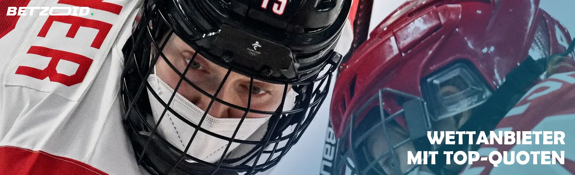 Zwei Hockeyspieler mit Helmen.