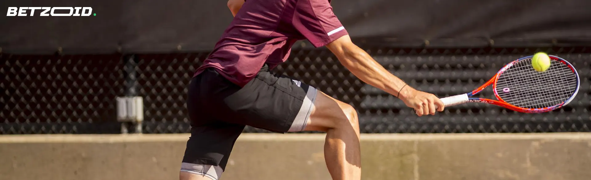 Un tenista intenta golpear la pelota.