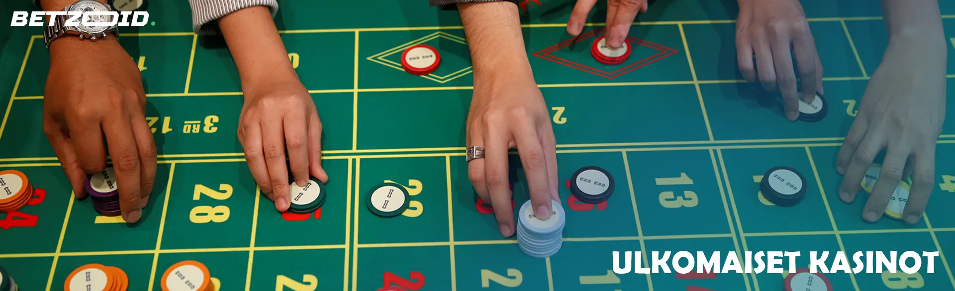 Pelaajat asettavat pelimerkit kasinopöydälle.