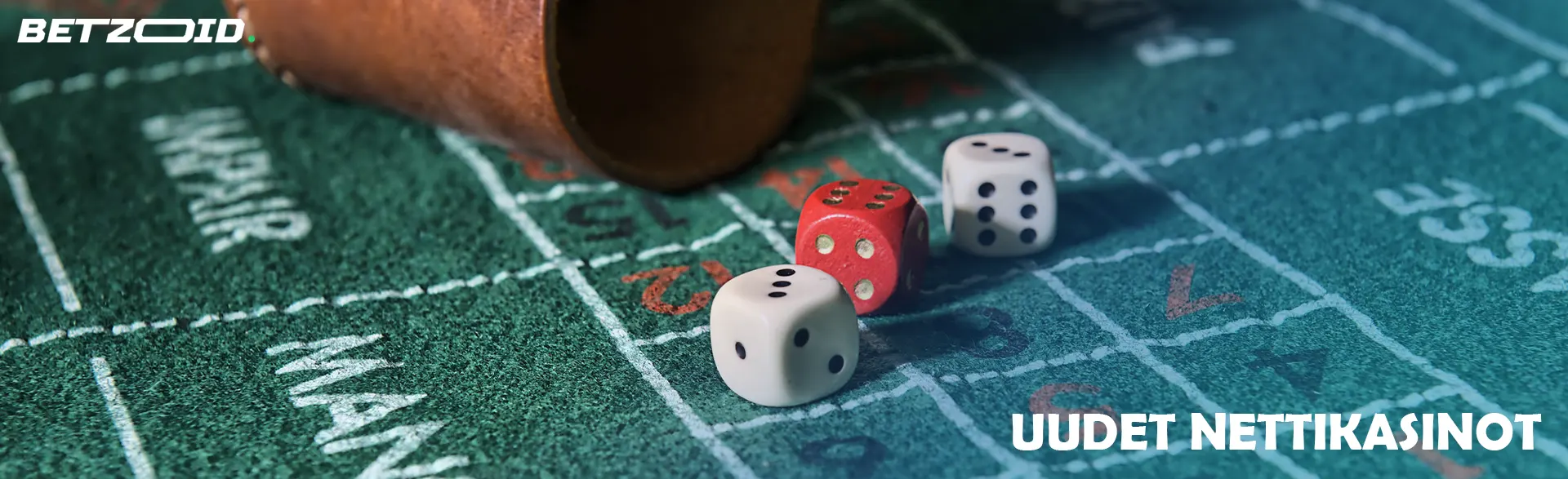 Useita noppaa heittokulhon vieressä.