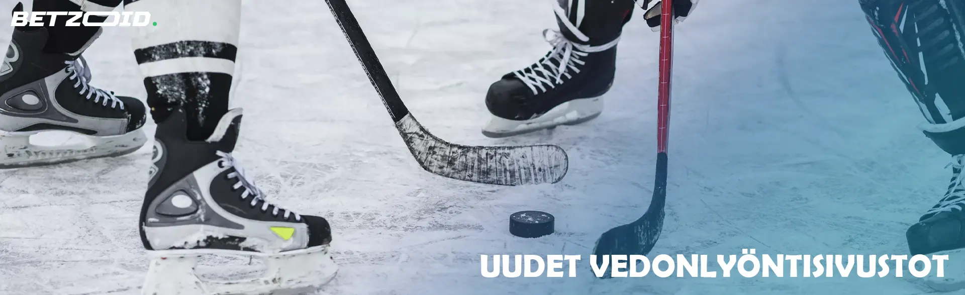 Jääkiekkoilijat taistelevat kiekosta.