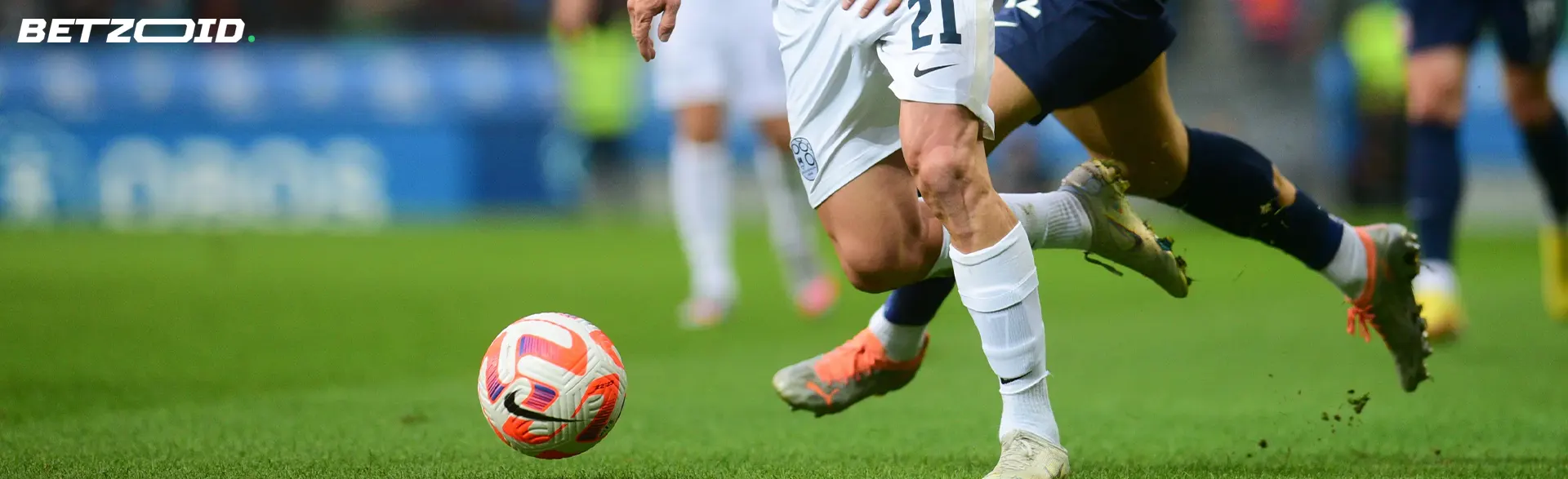 Fotballspillere kjemper om ballen under en kamp.