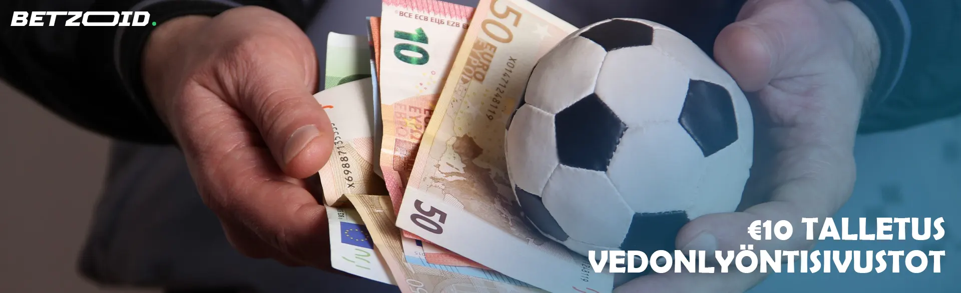 Mies pitelee palloa ja euroseteleitä.