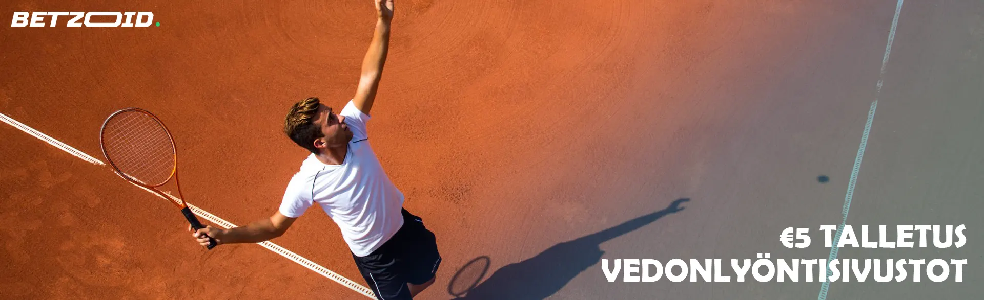 Miestennispelaaja yrittää lyödä palloa.