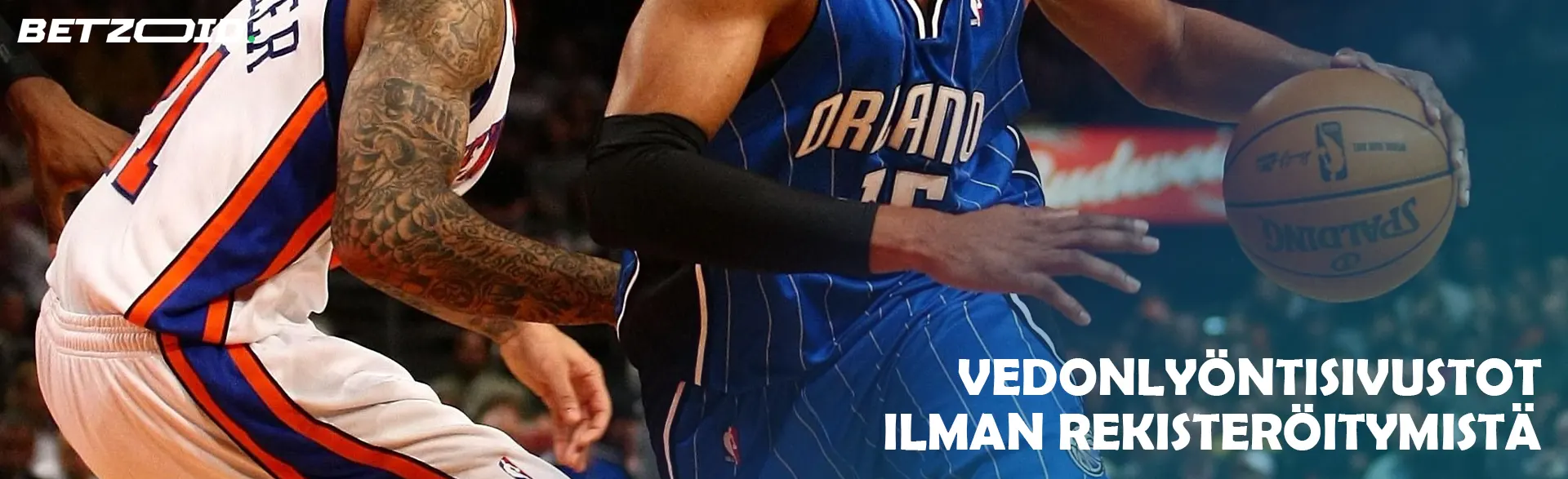 Koripalloilijat taistelevat pallosta pelin aikana.