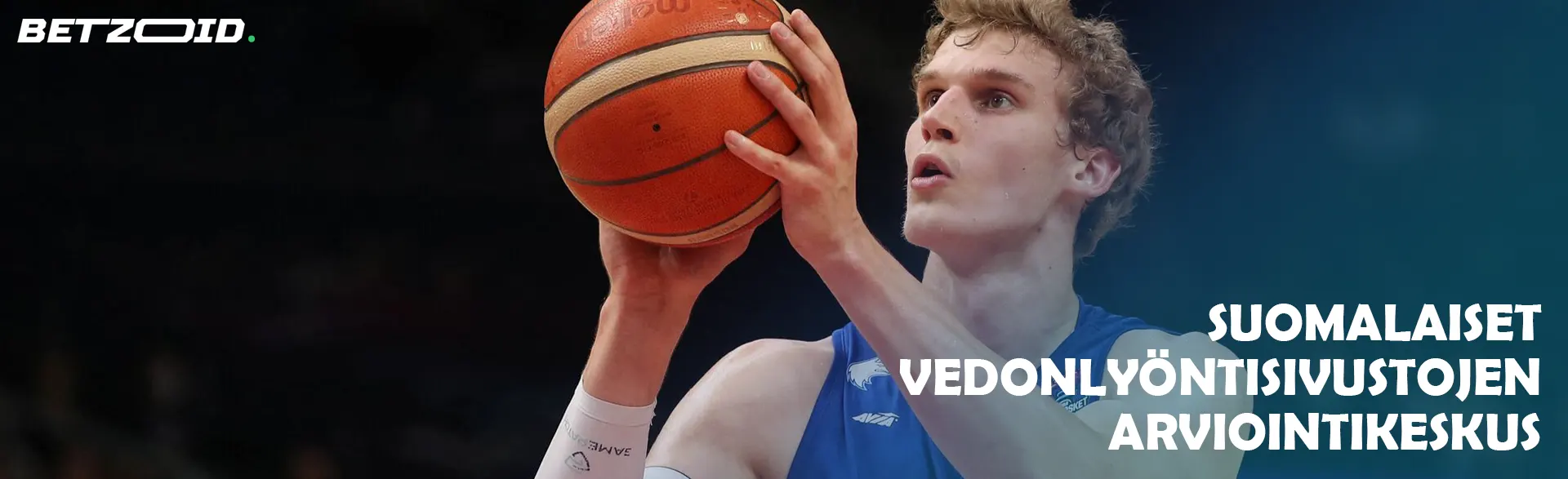 Suomalainen koripalloilija pallon kanssa.