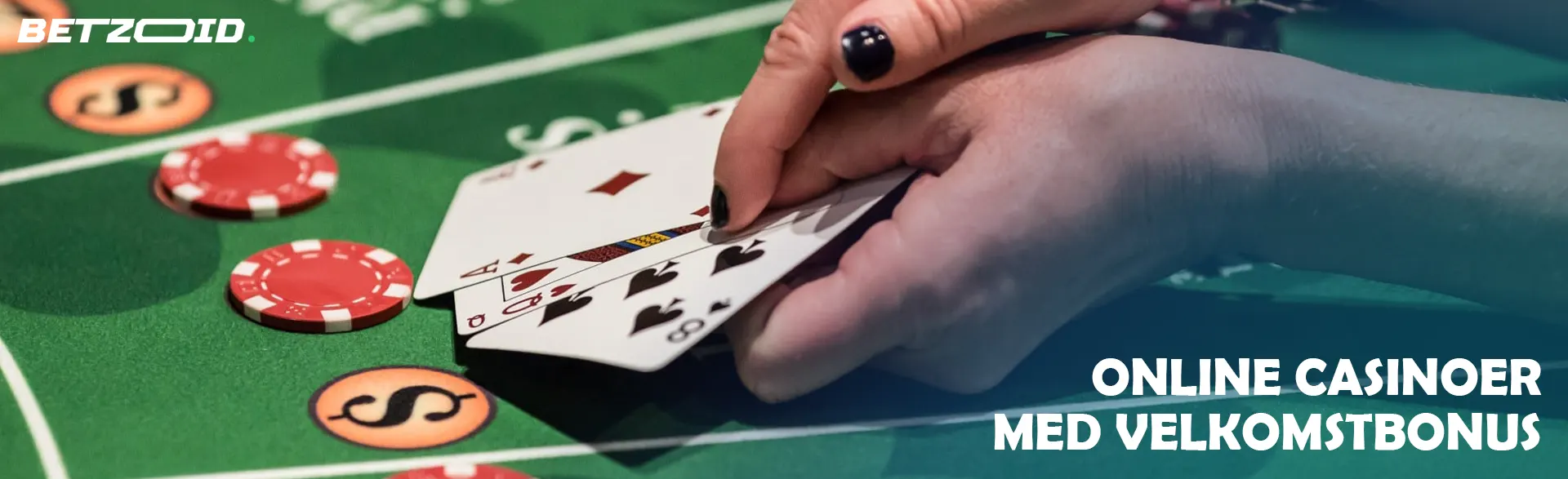 En spiller holder kort på et casinobord.