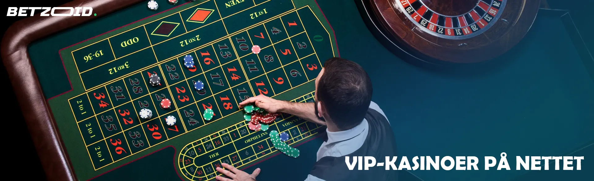 Croupieren sprer sjetongene på kasinobordet.