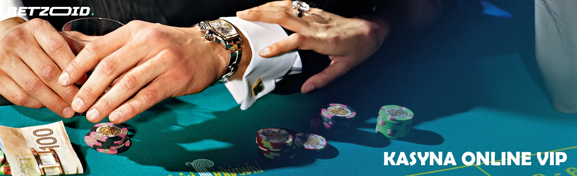 Gracze przy stole w kasynie z żetonami i pieniędzmi.