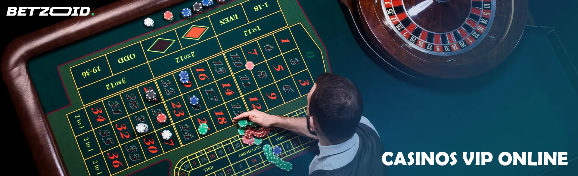 El crupier coloca las fichas en la mesa de la ruleta.