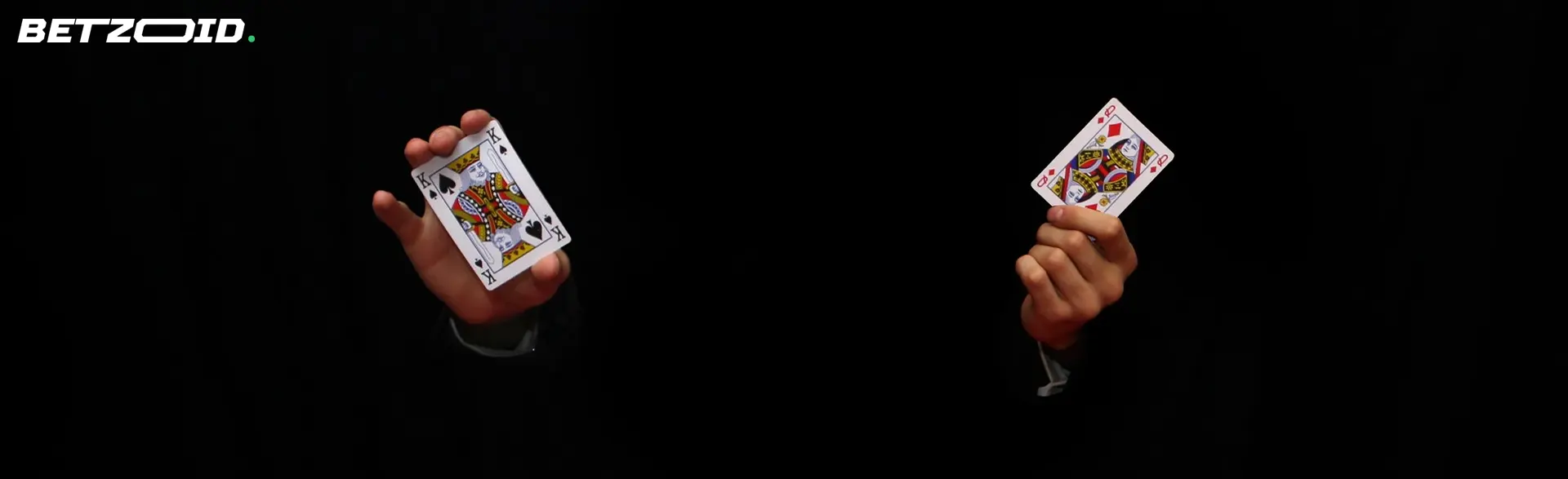 Un hombre sostiene dos cartas sobre un fondo oscuro.