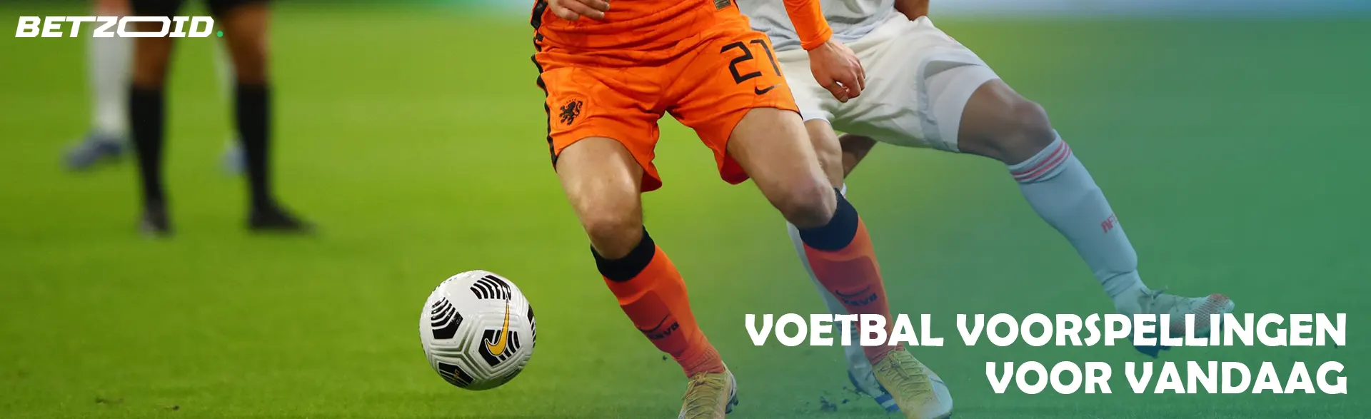 Voetballers vechten tijdens een wedstrijd om de bal.