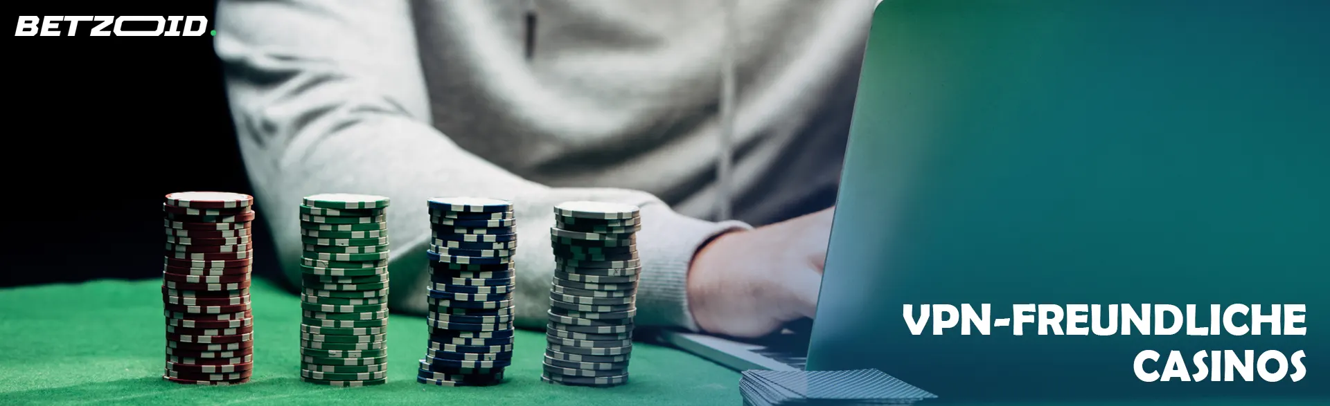 Der Spieler sitzt am Laptop neben den Casino-Chips.