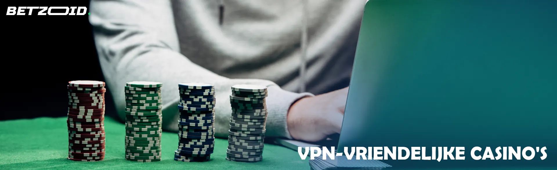 Een gokker achter een laptop naast casinofiches.