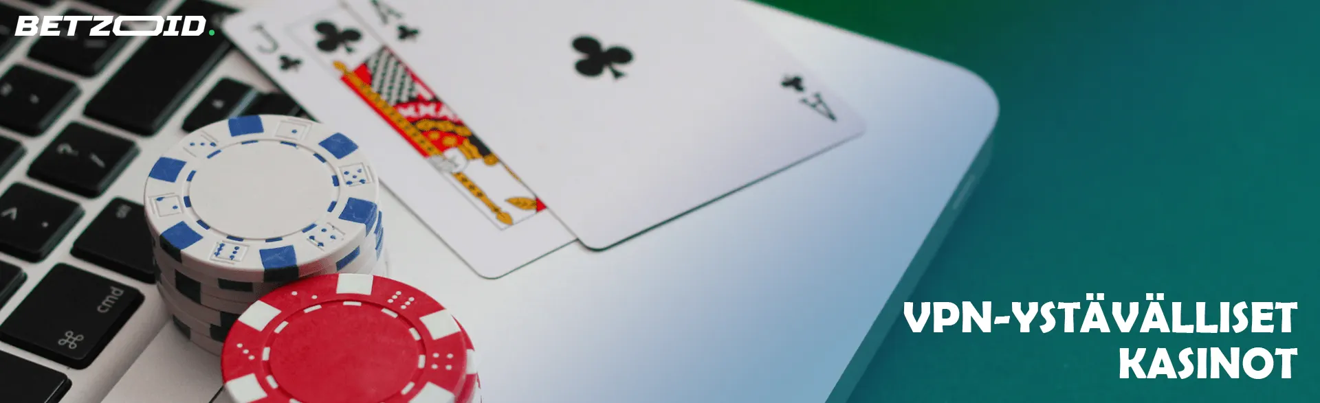 Kortit ja pelimerkit kasinopöydällä.