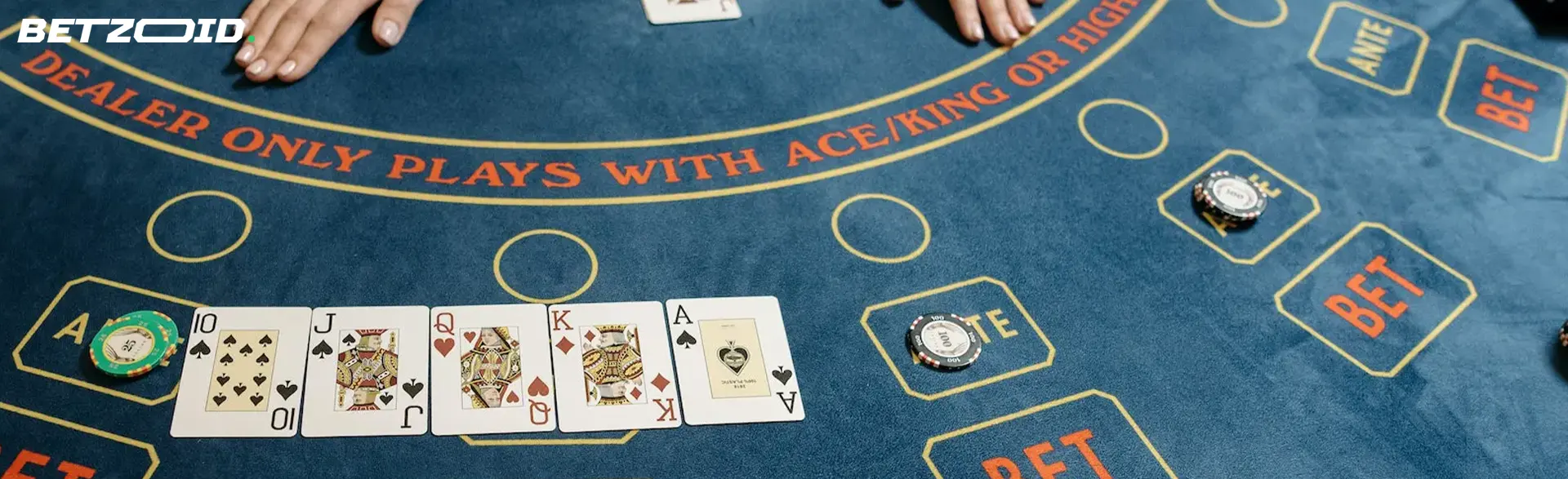 Las cartas y las fichas se colocan sobre la mesa de juego.