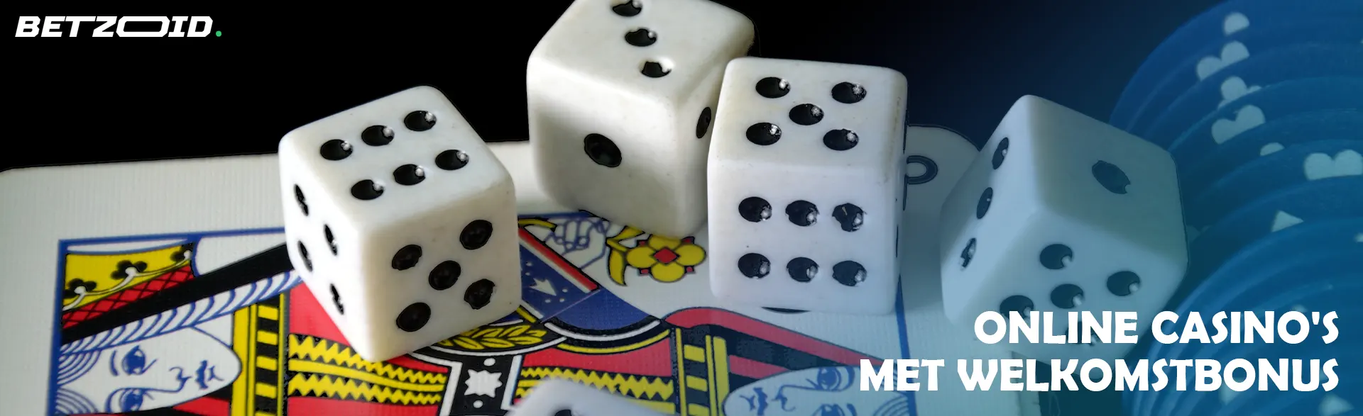 Dobbelstenen en casinofiches liggen op de kaarten.