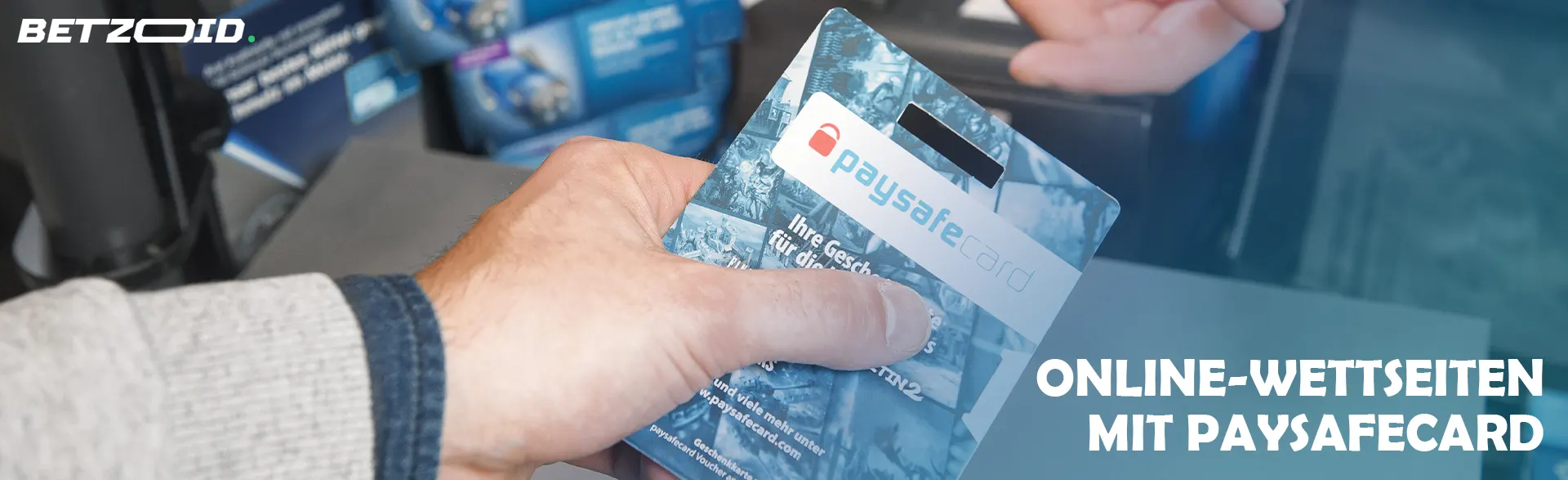 Eine Person hält eine verpackte Paysafecard.