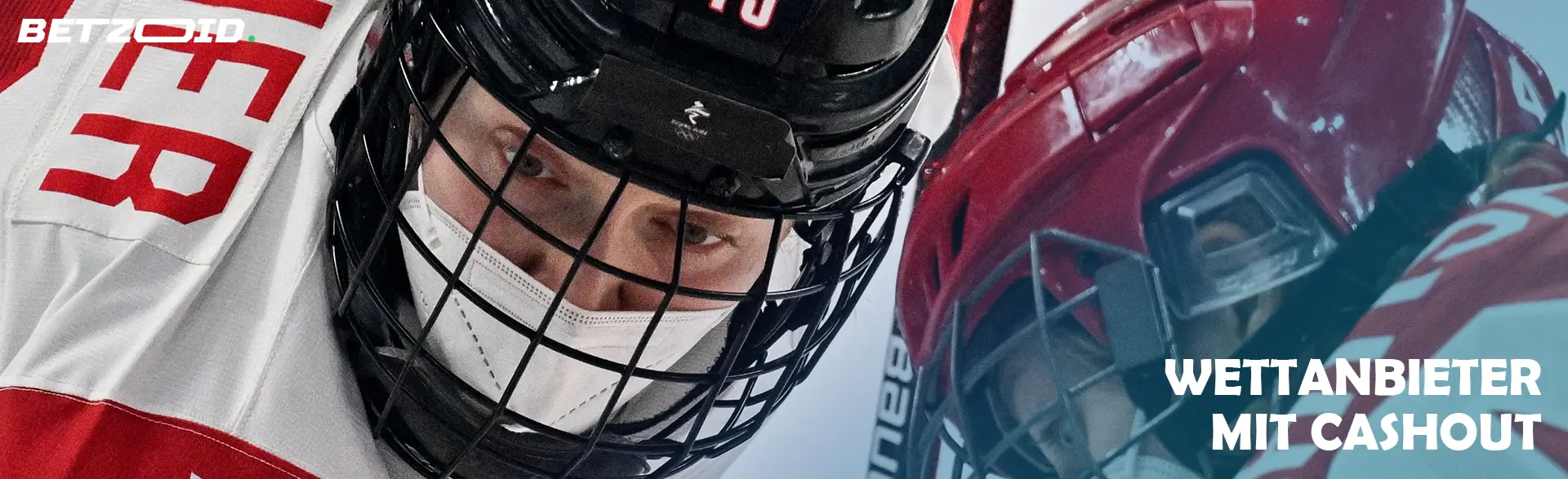 Zwei Hockeyspieler mit Helmen.