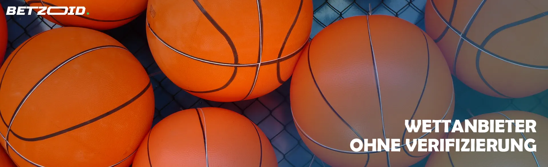 Mehrere Basketbälle.