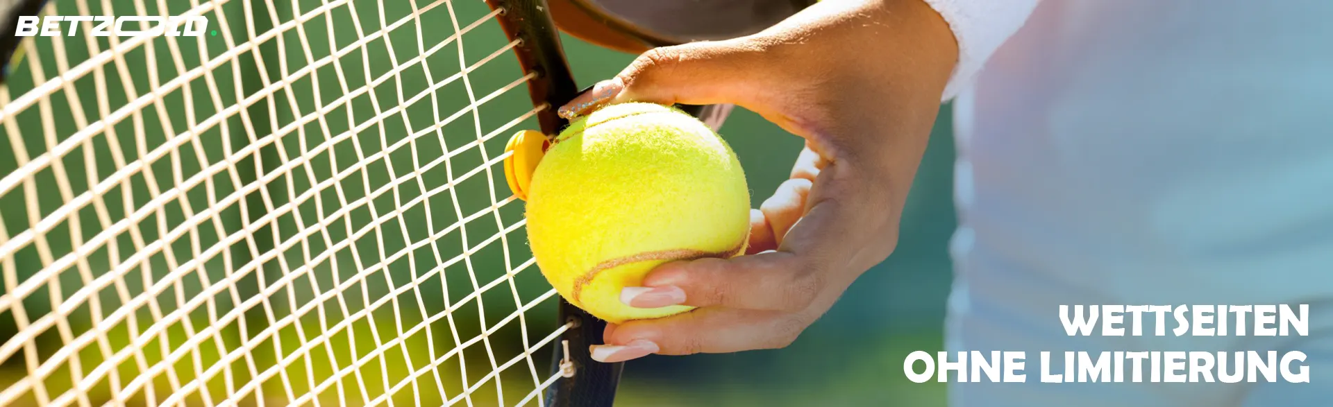 Eine Tennisspielerin hält einen Ball neben ihrem Schläger.