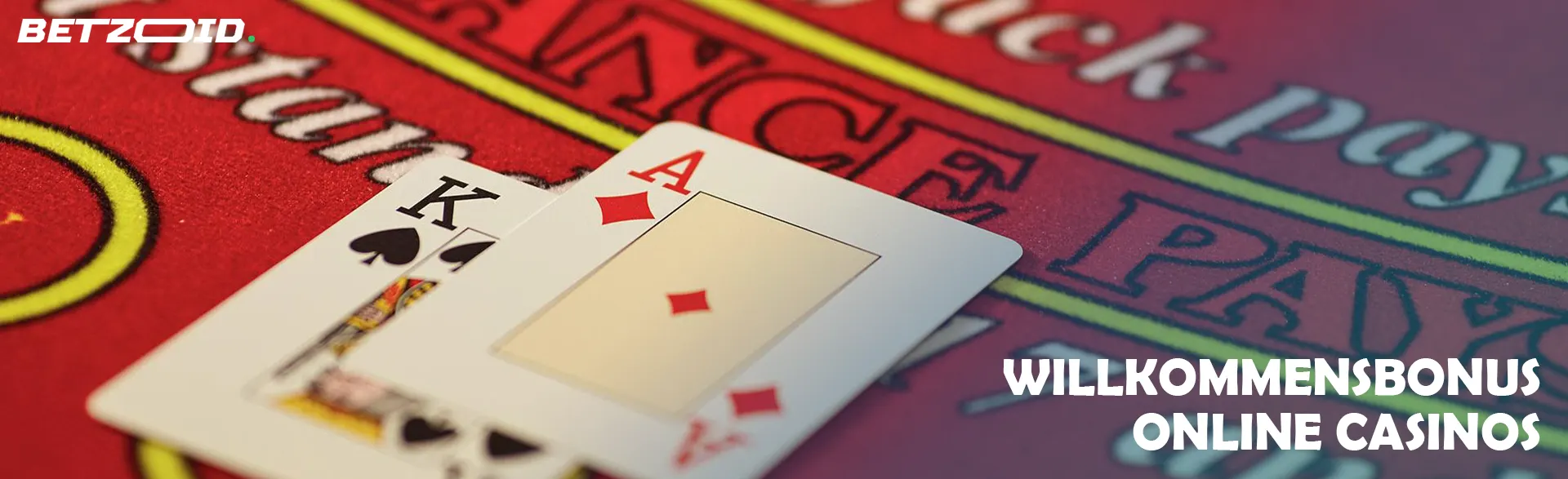 Zwei Karten auf einem Casinotisch.