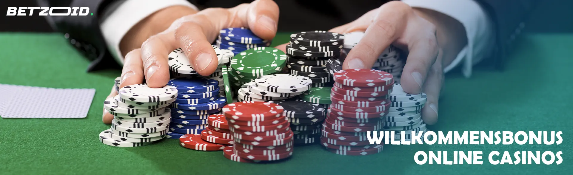 Ein Spieler hält Chips auf dem Casinotisch.