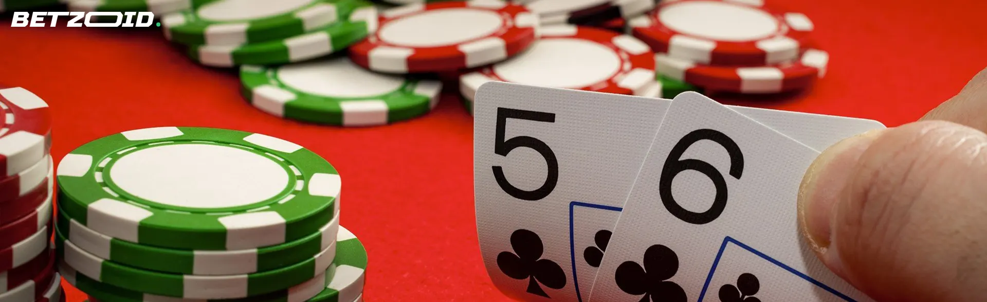 Hrací karty na pozadí kasinových žetonů.