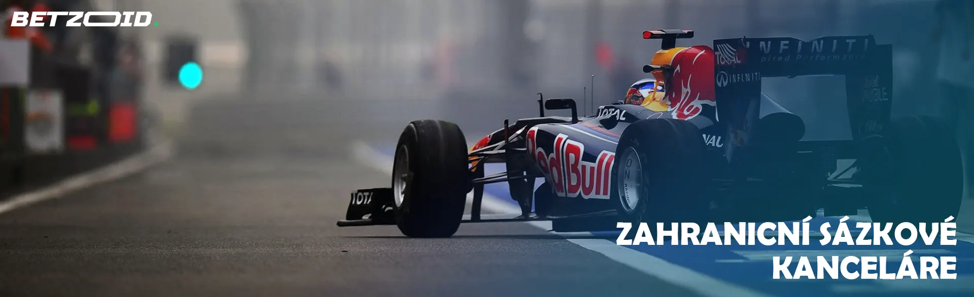 Vůz formule 1 na trati.