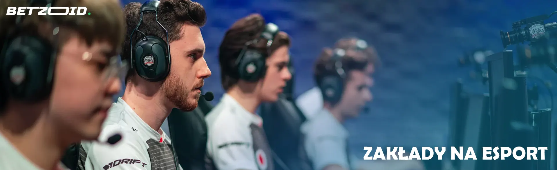 Cybersportowcy przy komputerach podczas gry.