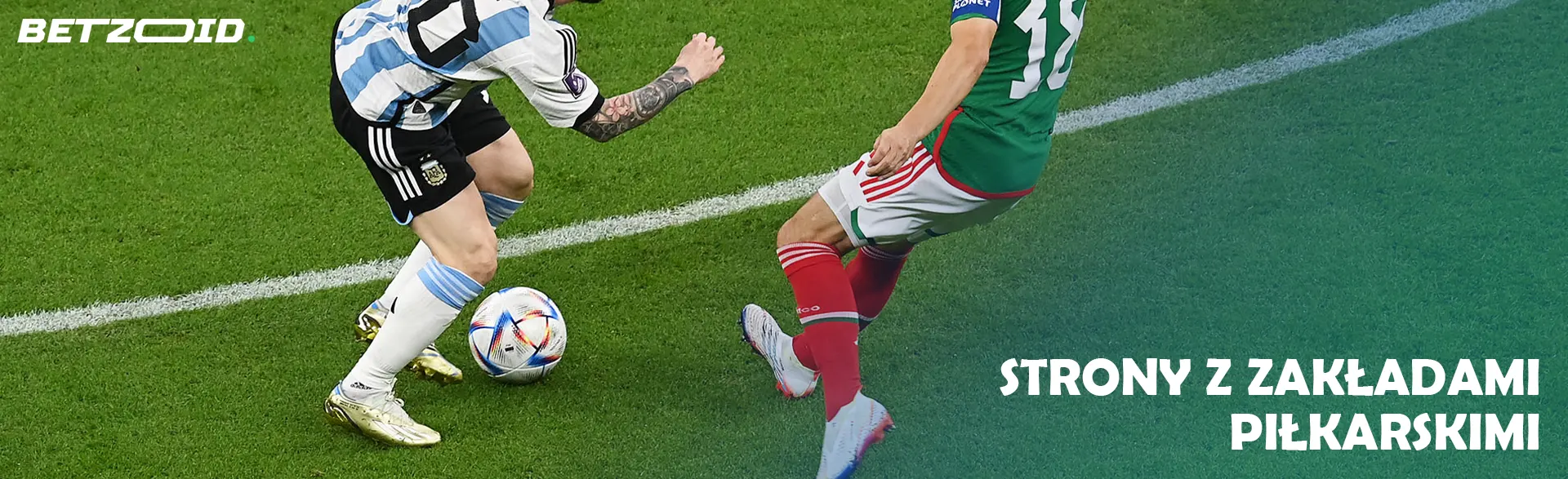 Piłkarze w akcji podczas meczu.