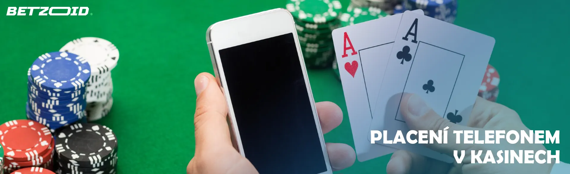 Hráč drží karty a smartphone na pozadí kasinových žetonů.