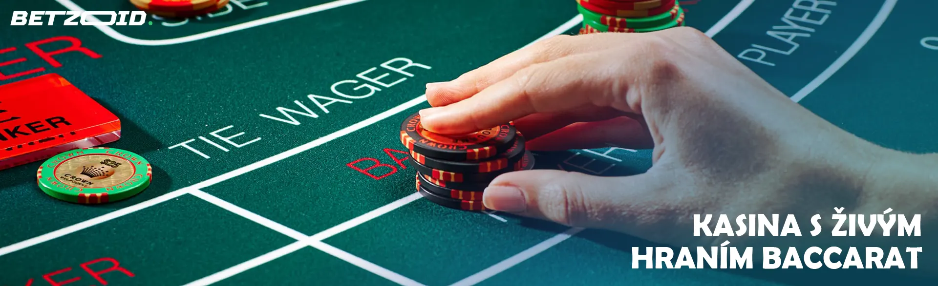 Hráč drží žetony na stole kasina.