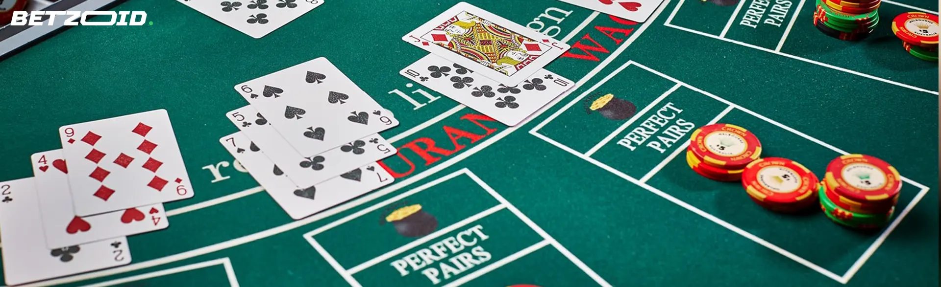 Baccarat stůl s kartami a žetony.