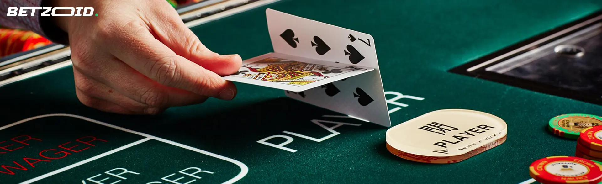 Pelaaja jakaa kortteja kasinopöydässä.